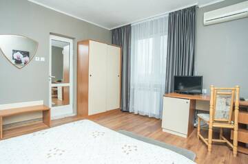 Фото номера Стандартный семейный номер Отель Hotel Accent г. Razgrad 4